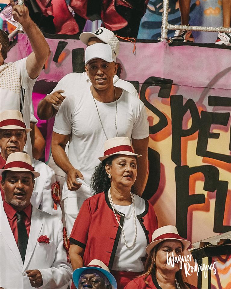 MC Koringa cai no samba no desfile da Estácio de Sá na Sapucaí