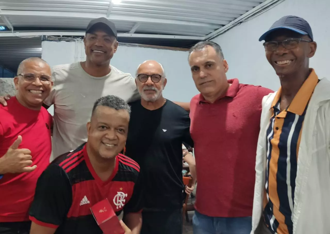 Alex Ribeiro comemora 50 anos recebendo familiares e amigos famosos em roda de samba