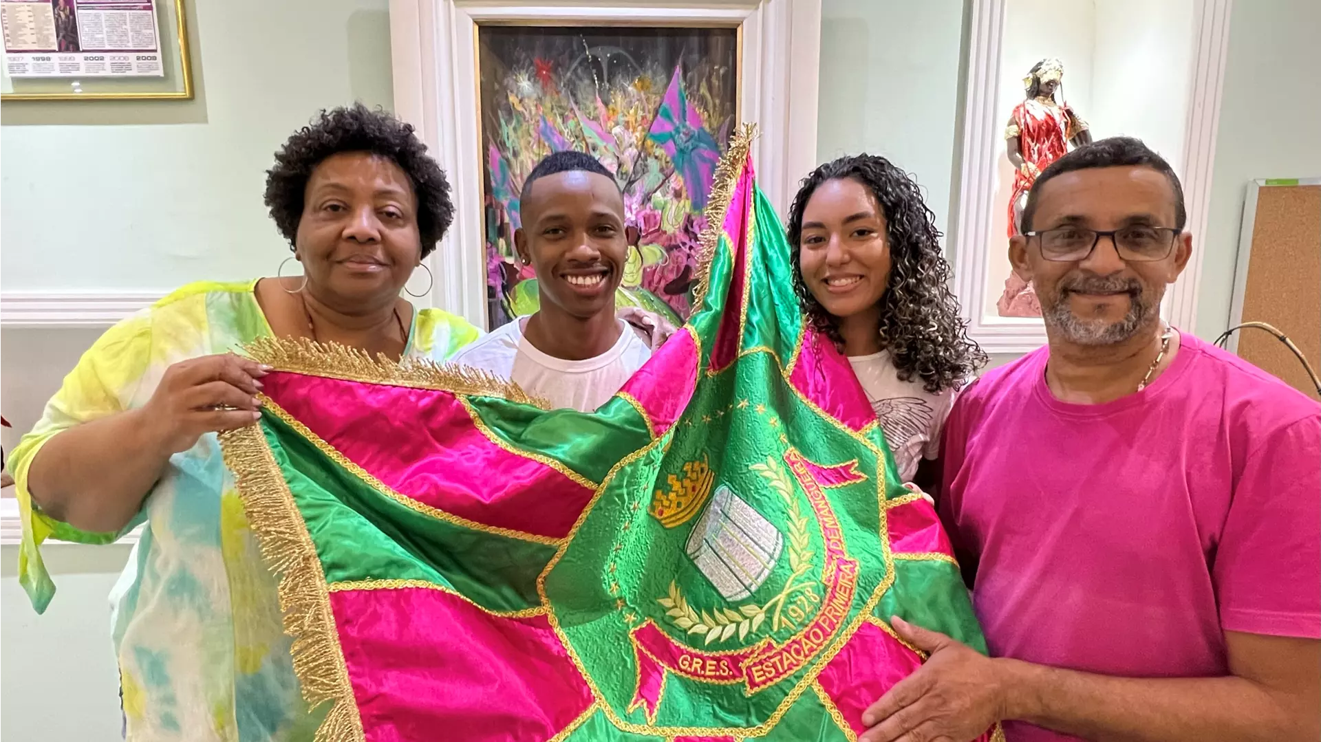 Mangueira apresenta terceiro casal de mestre-sala e porta-bandeira