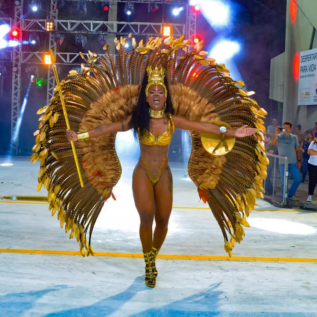 TATY ANNA NEVES É RENOVADA RAINHA DE BATERIA EM 2024 NO CARNAVAL CAPIXABA