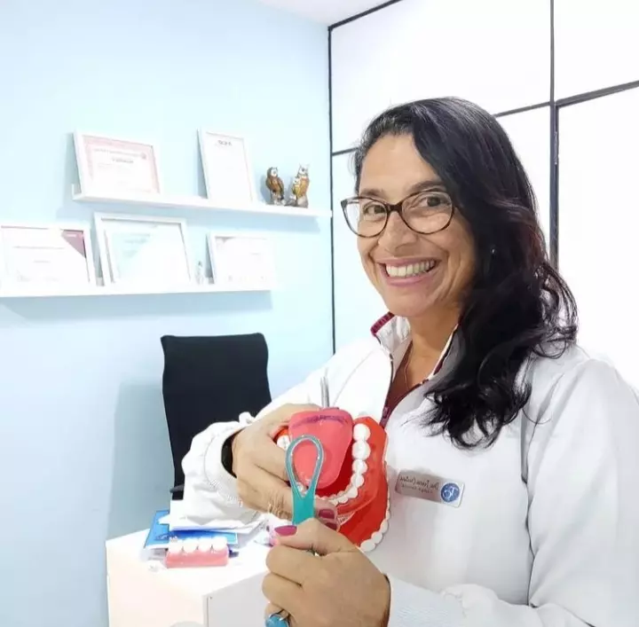 Você sabe os benefícios de limpar a língua?