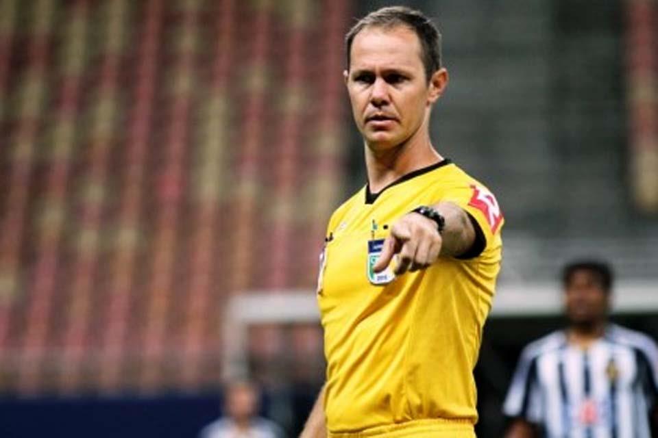 SÉRIE B: Jonathan Antero apita Botafogo (SP) e Figueirense (SC).
