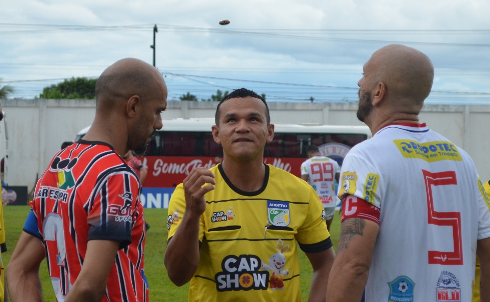 Angleison Marcos Vieira Monteiro será auxiliado por Valdebranio da Silva e Reginaldo Alves de Melo (Foto: Alexandre Almeida)