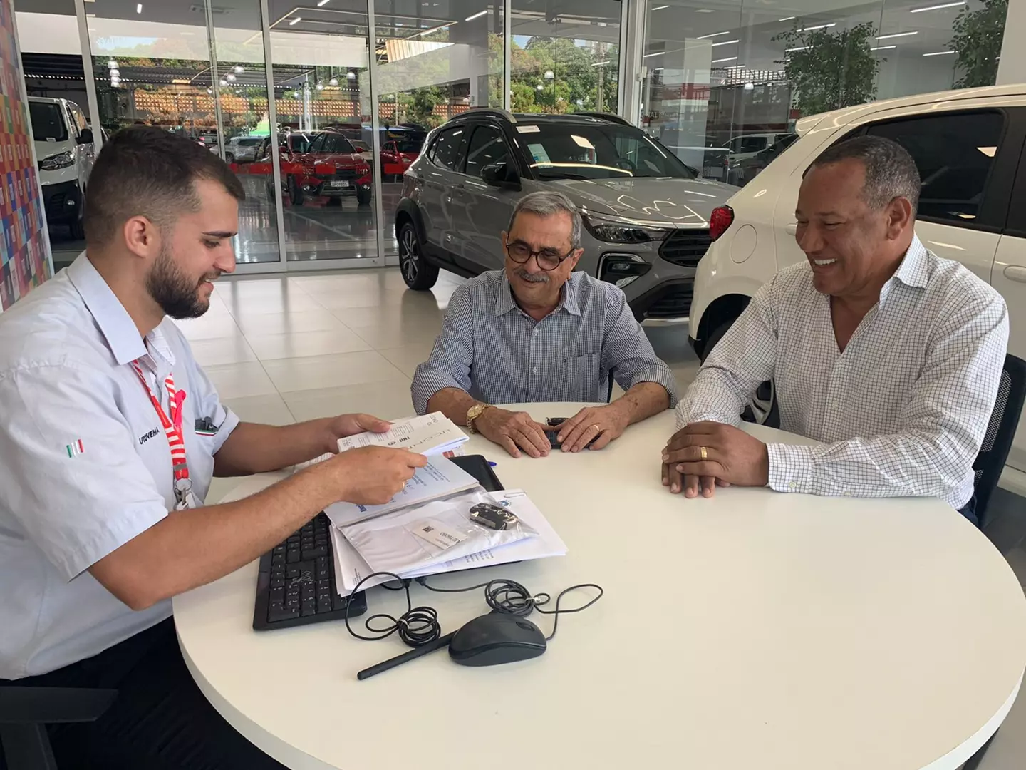 Entrega do Fiat Cronos 0 KM ao presidente Chico Pinheiro  (Foto: Assessoria FFER)