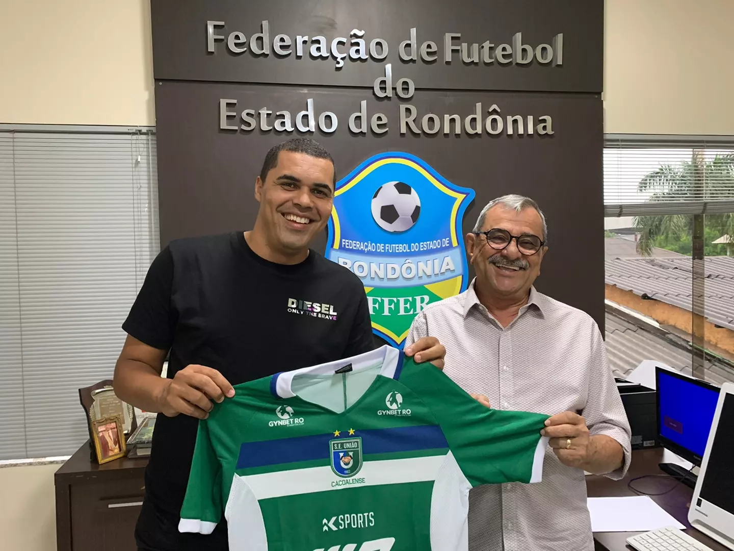 Wesley presidente do União, entregou a camisa oficial ao presidente Heitor Costa (Foto: FFER)