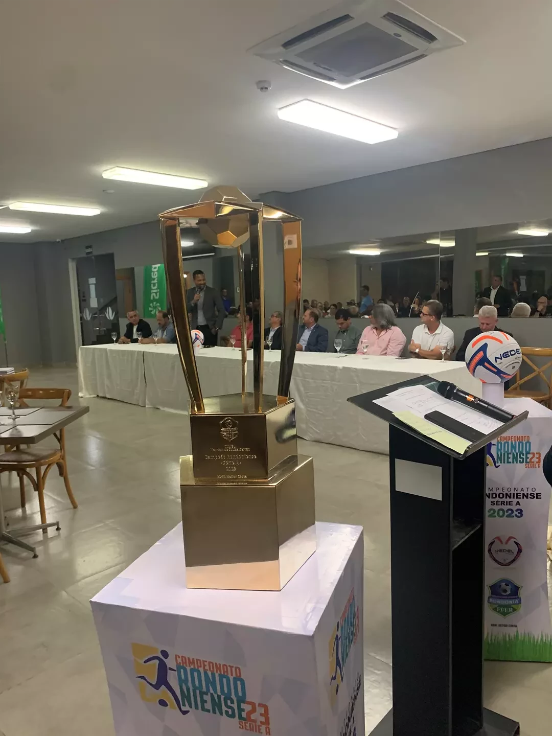 Troféu do Campeão Rondoniense 2023 também foi apresentado no lançamento   (Foto: Assessoria FFER)
