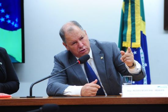 PESCA - Comissão aprova projeto que anula portaria que libera pesca de camarão por arrasto motorizado