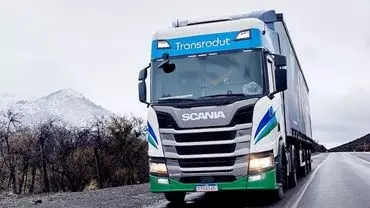 A foto mostra uma carreta da Transrodut