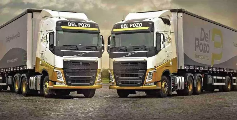 A foto mostra duas carretas da Del Pozo Transportes