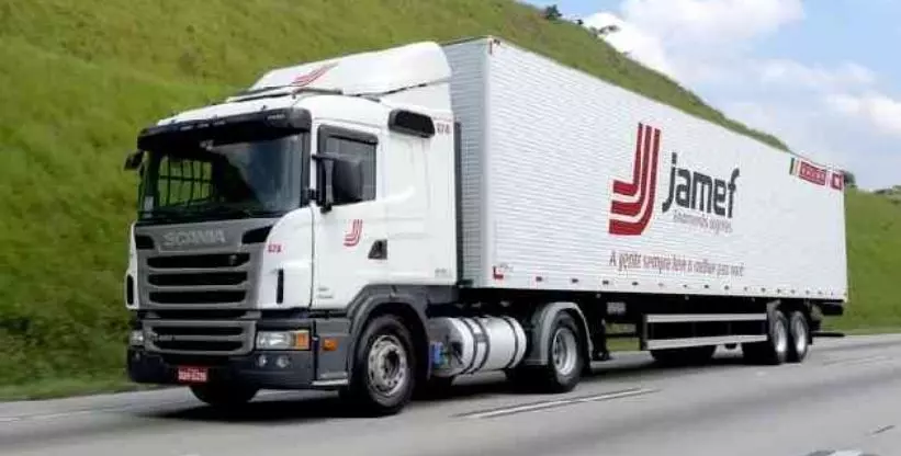 A foto mostra uma carreta da empresa Jamef Encomendas Urgentes