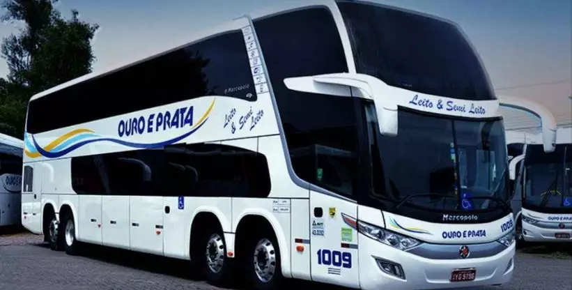 A foto mostra um ônibus da viação Ouro e Prata