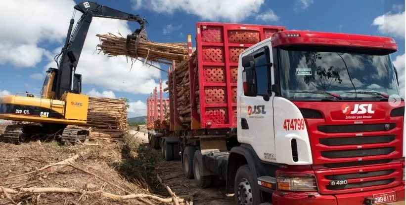 A foto mostra uma carreta rodotrem da JSL