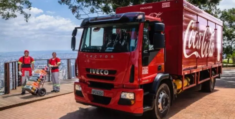 A foto mostra um caminhão da empresa Solar Coca-Cola