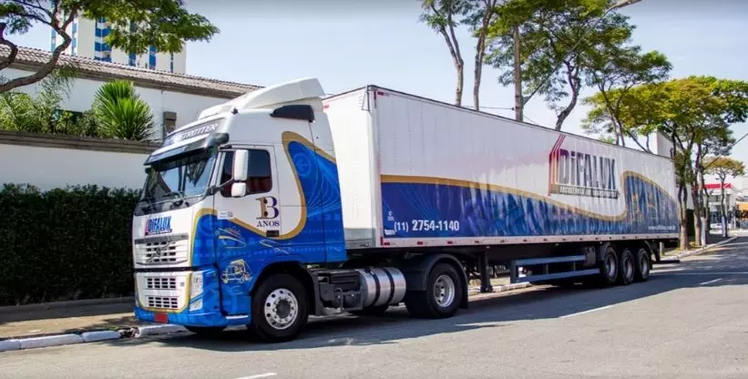 A foto mostra uma carreta empresa Difalux Transportes