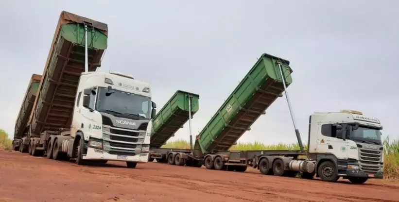A foto mostra 2 carretas da IB Logística e Transportes