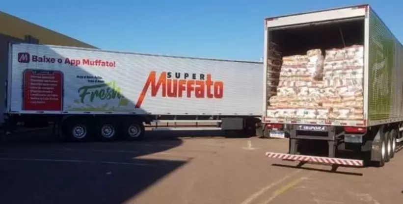 A foto mostra frota de caminhões do Grupo Muffato