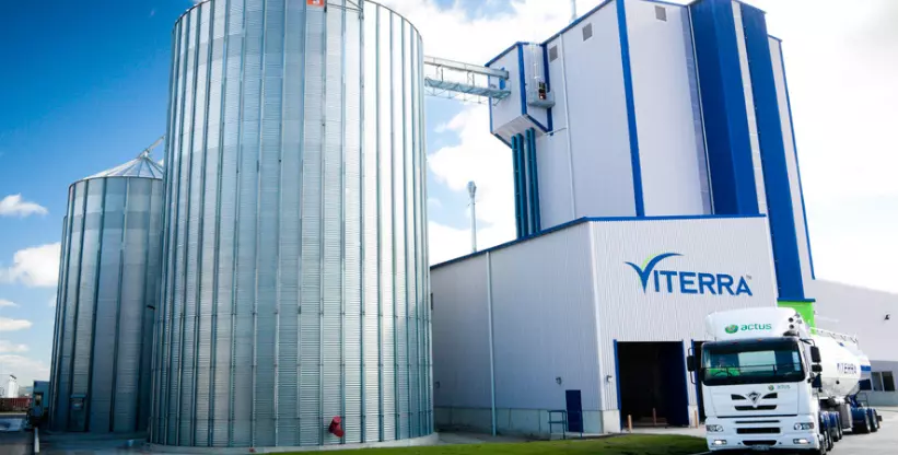A foto mostra uma carreta da empresa Viterra Bioenergia