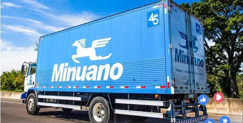 A foto mostra um caminhão da empresa Transportadora Minuano