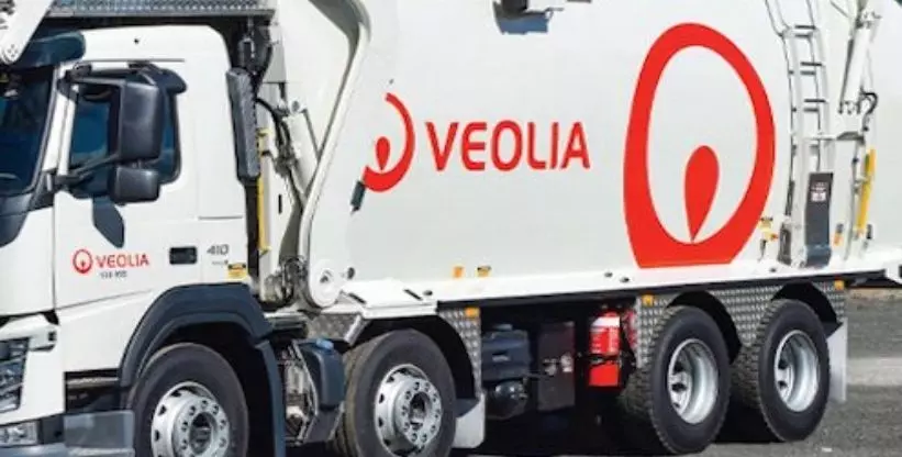 A foto mostra um caminhão da empresa Veolia Brasil