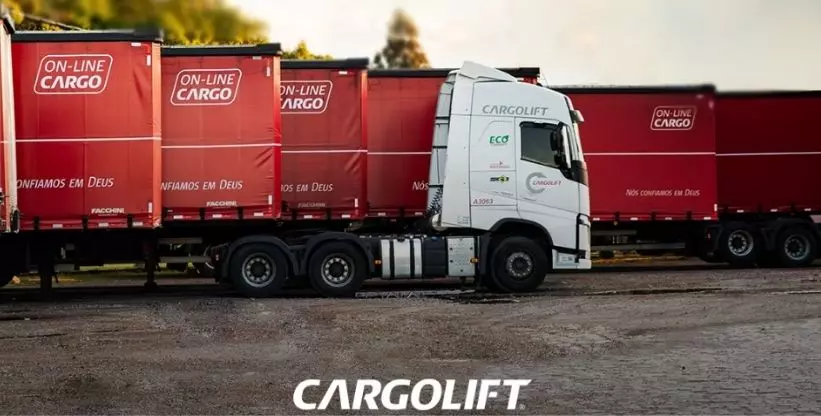 A foto mostra carretas da empresa Cargolift