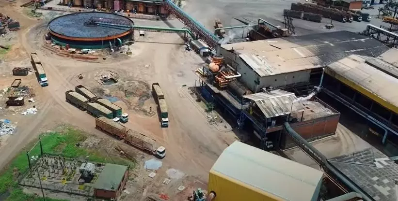 A foto mostra a Usina Coruripe e caminhões transitando