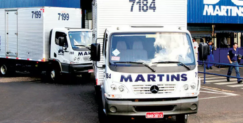 A foto mostra caminhões da empresa Martins