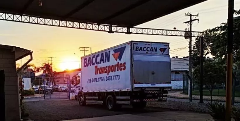 A foto mostra um caminhão da empresa Baccan Transportes