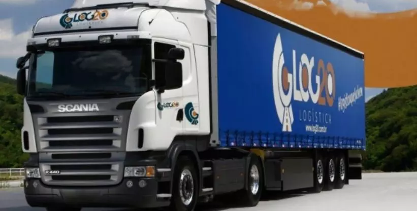A foto mostra uma carreta da Log20 Logística