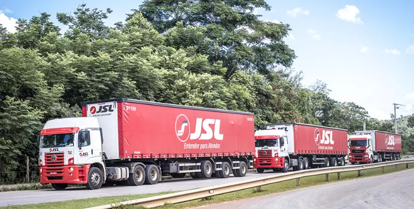 A foto mostra 3 carretas da empresa JSL