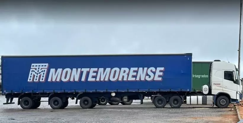 A foto mostra uma carreta da Transportadora Montemorense