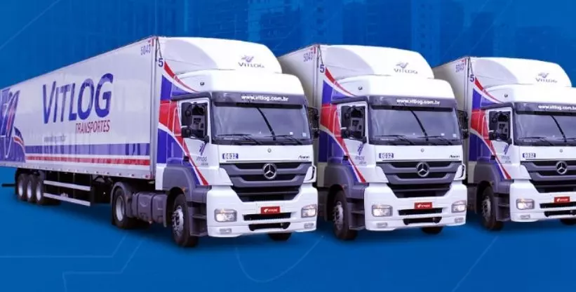 A foto mostra 3 caminhões e carretas da empresa Vitlog Transportes