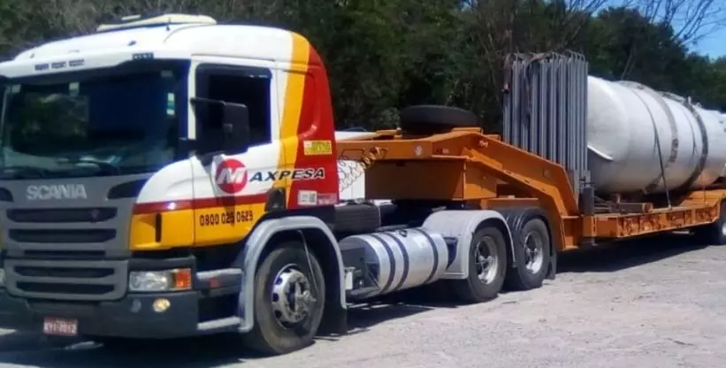 A foto mostra uma carreta da Grupo Maxpesa