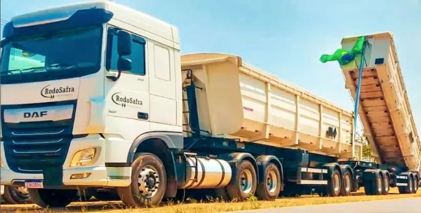 A foto mostra uma carreta da Carreta da RodoSafra