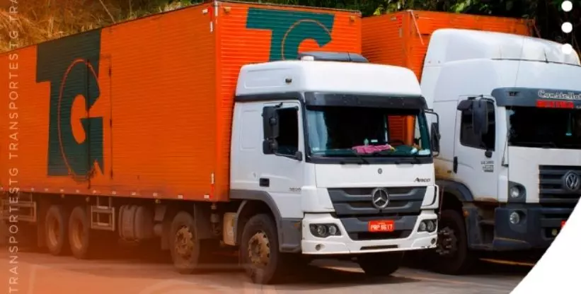 A foto mostra 2 caminhões da TG Transportes 