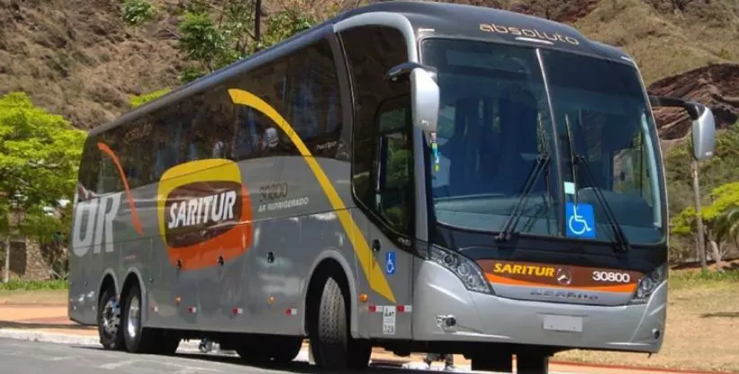 A foto mostar um ônibus da emoresa Saritur