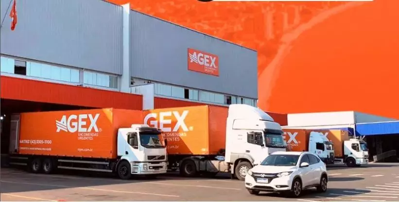 A foto mostra a frota da empresa AGEX Transportes Urgentes