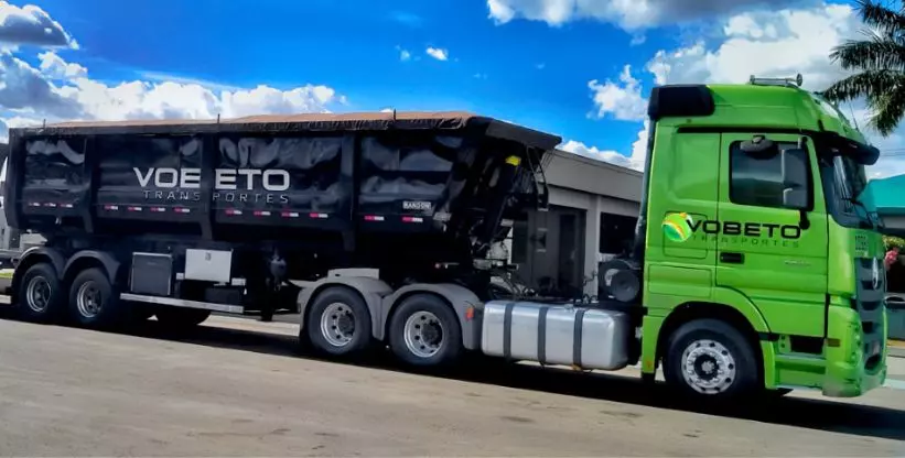 A foto mostra uma carreta da Vobeto Transportes 