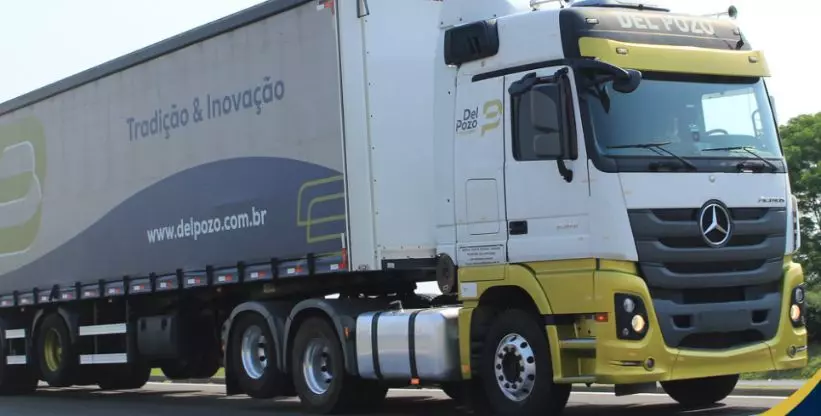 A foto mostra uma carreta da Del Pozo Transportes