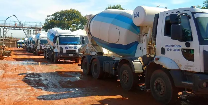A foto mostra a frota de caminhões betoneiras da Concrecon Concretos e Construções Ltda