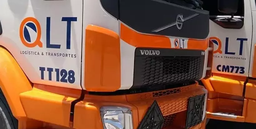 A foto mostra parte da frota da empresa QLT Logística & Transportes
