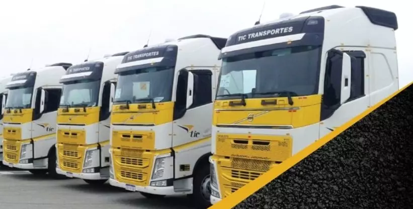 A imagem mostra a frota da Tic Transportes