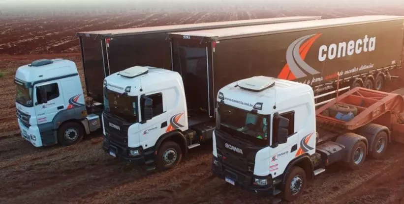 A foto mostra caminhões da empresa Conecta Transportes