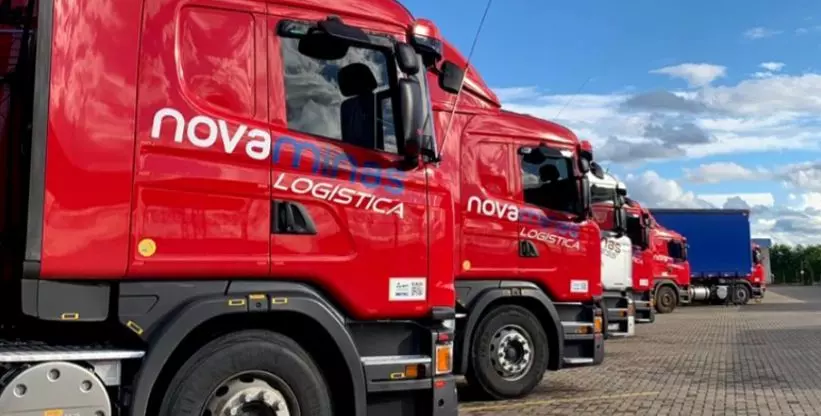 A foto mostra parte da frota da transportadora Novaminas Logística