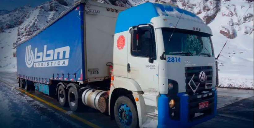 A foto mostra uma carreta da BBM Logística