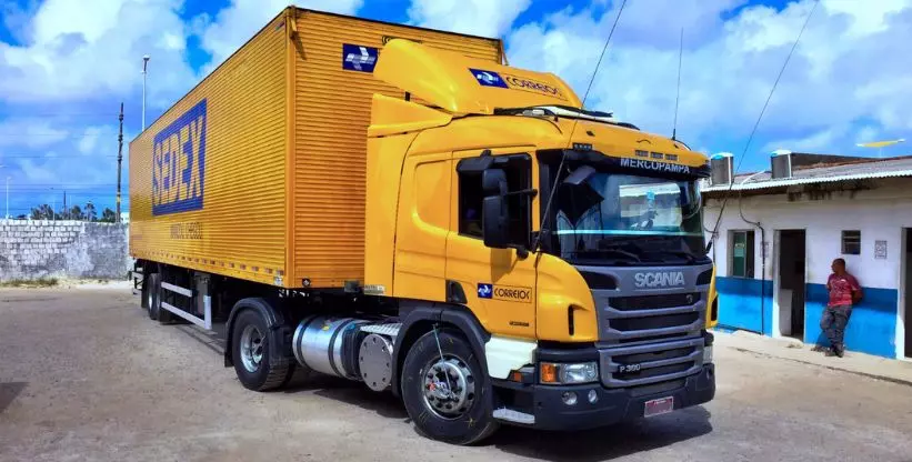 A foto mostra uma carreta da Mercopampa Transportes