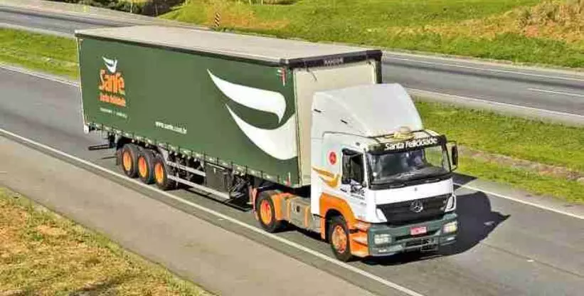 A foto mostra uma carreta da Sanfe Transporte & Logística