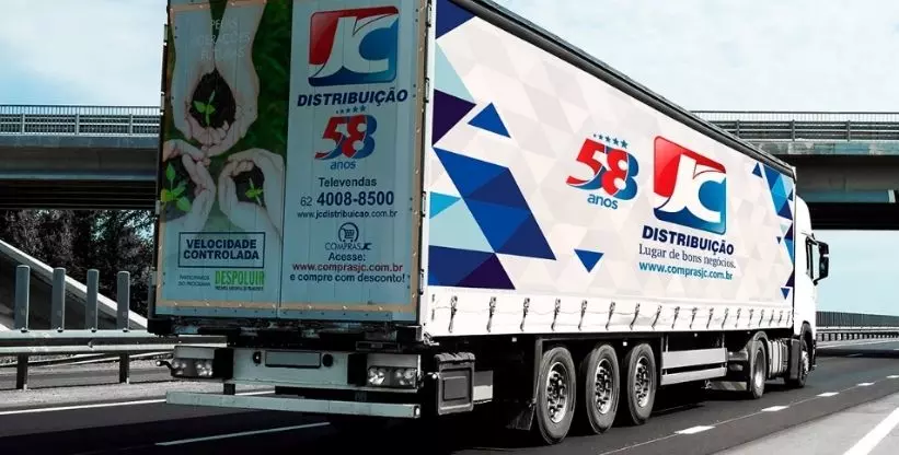 A foto mostra um caminhão da empresa JC Distribuição