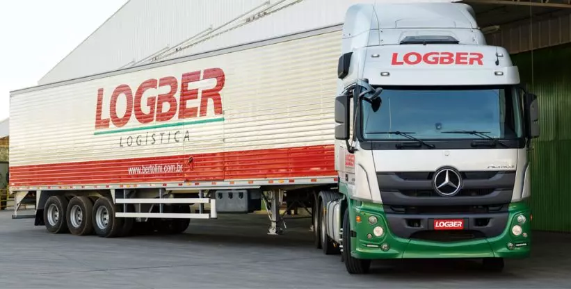 A foto mostra uma carreta da LOGBER Logística - Empresa do Grupo Bertolini