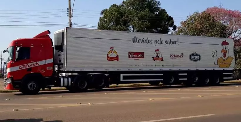 A foto mostra uma carreta do Grupo GT Foods