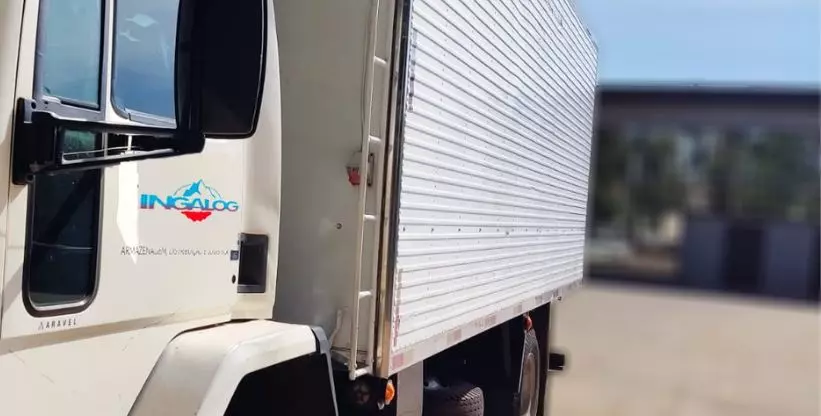 A foto mostra um caminhão da Ingalog Transportes